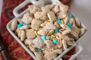 Stop waiting for your letter to Hogwarts! Whip up a batch of these magical Butterbeer Muddy Buddies! There are spells to make them gluten-free & vegan too!