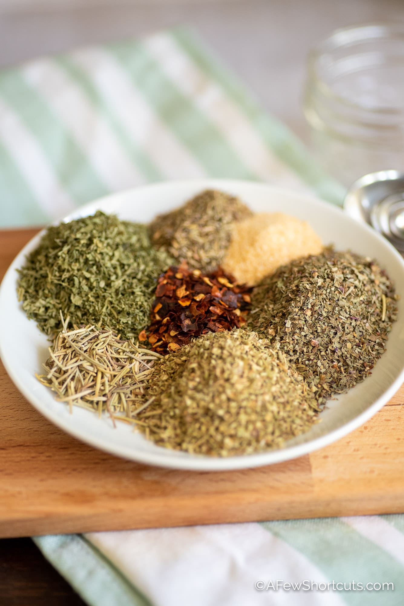 Italian Seasoning Recipe (So Easy, 5 Minutes!) - Wholesome Yum